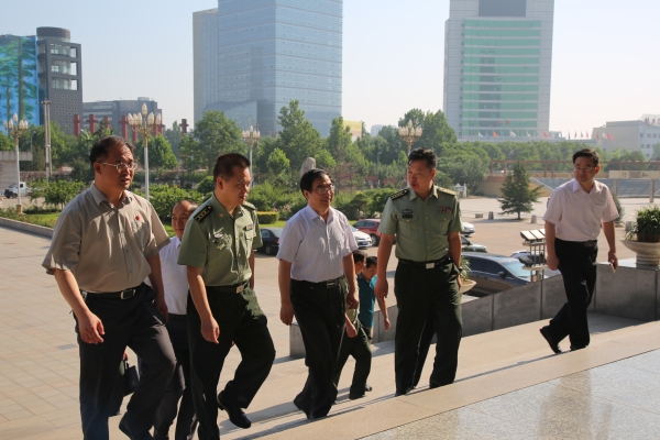 省高校征兵工作专项检查组来beat365督导检查征兵工作