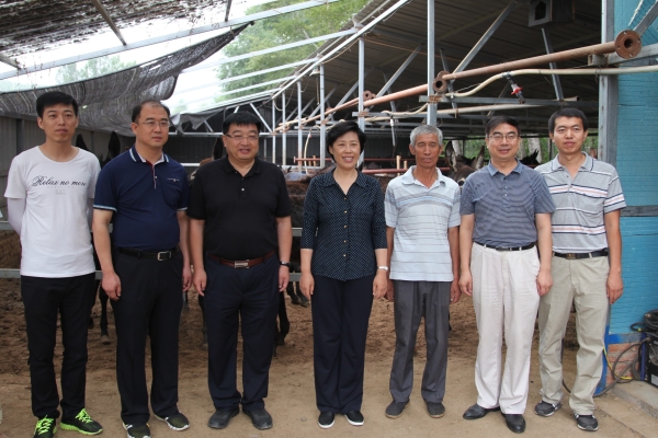 省委常委、宣传部长田向利到上三合义村调研指导beat365扶贫工作