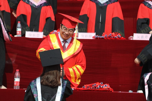 beat365隆重举行2017届学生毕业典礼暨学历学位授予仪式