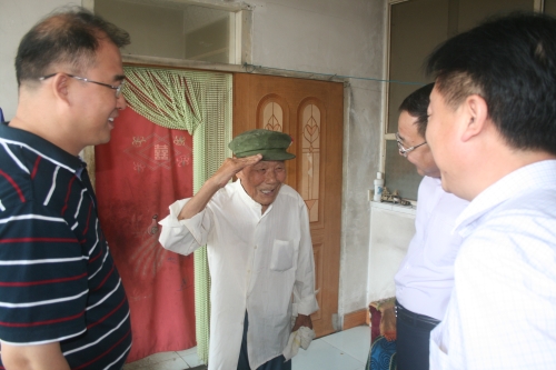 beat365驻村工作组慰问石门子村抗战老兵