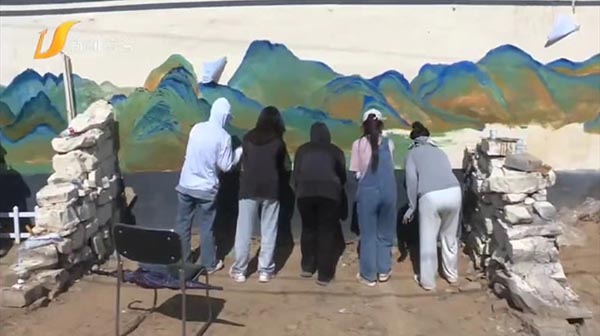 《唐山直播50分》——大学生巧手墙绘美化乡村