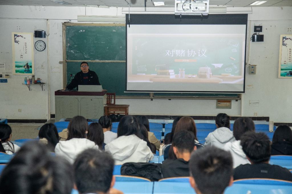 历史文化与法学系承办“图南讲座”学术活动