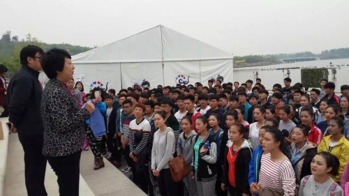 校长杜彩芹到南湖慰问beat365参加世界园艺博览会演职人员