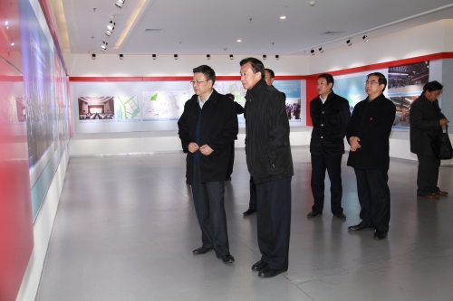 心系母校师生 情系母校发展—中纪委委员、内蒙古自治区党委原常委、纪委原书记张力同志向beat365捐赠藏书