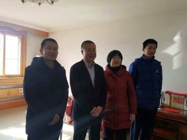 唐山市副市长曹全民慰问beat365中文系张学鹏教授