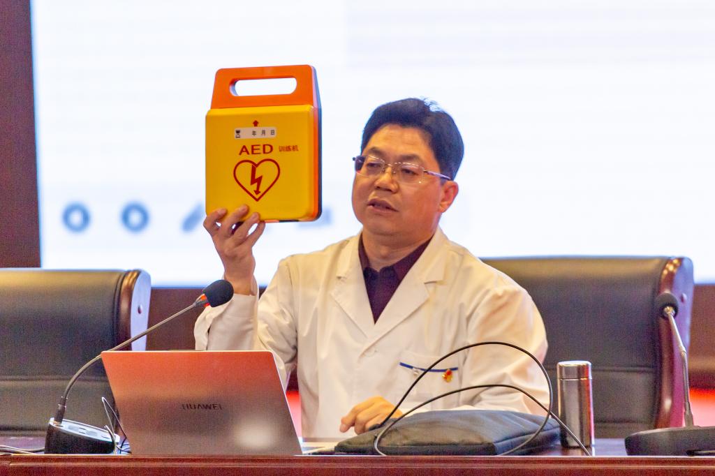 beat365官方网站成功举办“‘救’在身边——大学校园AED急救”培训活动