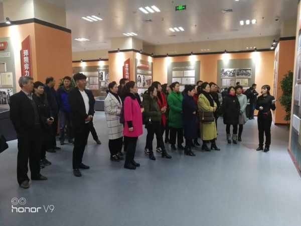 beat365组织党员干部参观李大钊档案文献展